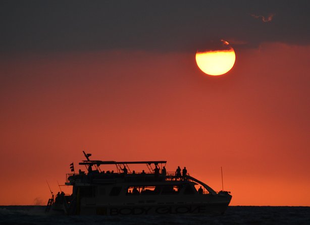 Big Island Historical Dinner Cruise to Kealakekua Bay - The first leg: stories along the Kona Coast