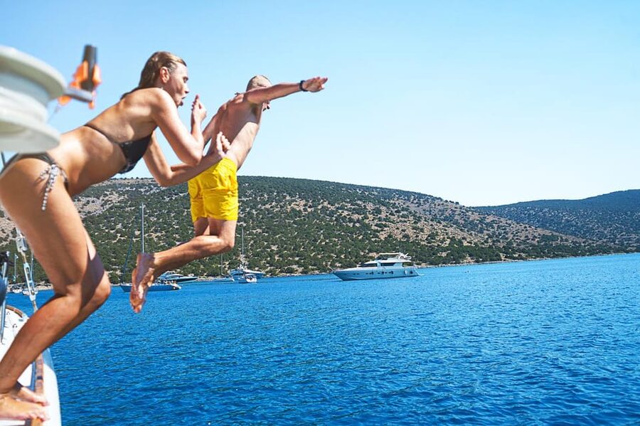 Boat Party to the Beach with Swimming Stops, DJ and Open Bar - Should you book the Tagus River party boat?