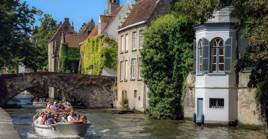 Bruges: Guided Tour & Boat Ride with Optional Beer Tasting - The 30-minute canal boat ride