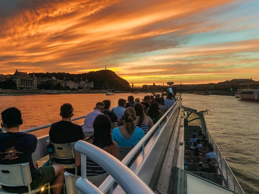 Budapest: 1-Hour Evening Sightseeing Cruise with Drink - The included drink and onboard service