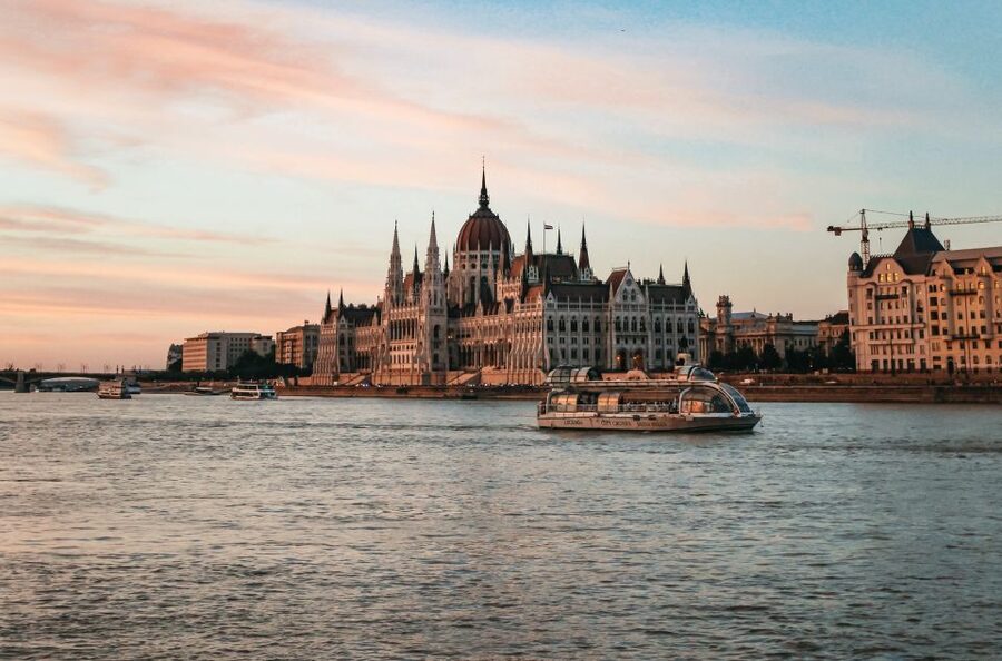 Budapest: 1-Hour Evening Sightseeing Cruise with Drink - Margaret Bridge and the changing river views