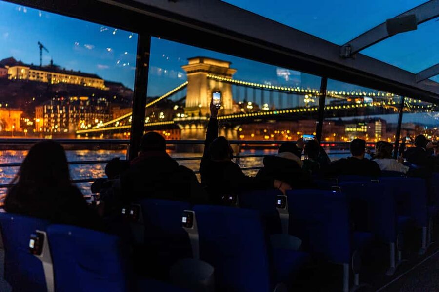 Budapest: 1-Hour Evening Sightseeing Cruise with Drink - Finding Dock 7 in central Budapest