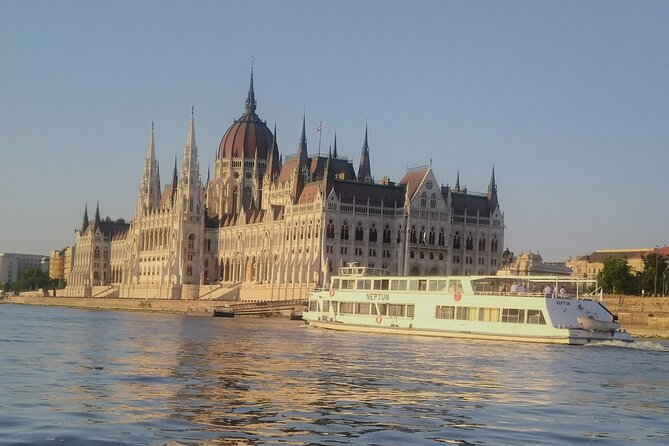 Budapest: 1-Hour Highlights Cruise with Welcome Drink - Parliament after sunset