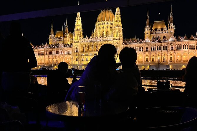 Budapest: 1-Hour Highlights Cruise with Welcome Drink - No commentary means you set the pace