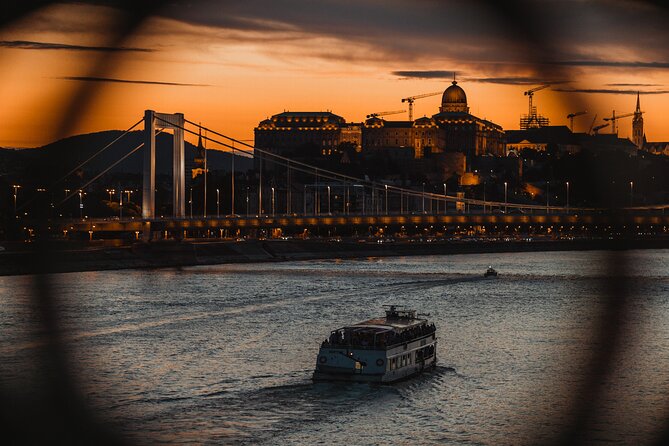 Budapest: 1-Hour Highlights Cruise with Welcome Drink - The welcome drink and onboard setup