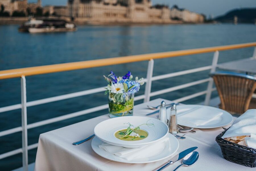 Budapest: 4-Course Dinner River Cruise with Live Folk Music - What the four-course dinner is like