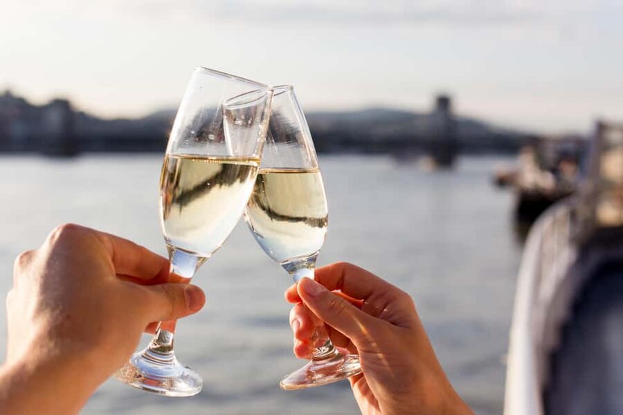 Budapest: By Night Sightseeing Cruise with Welcome Drink - Boarding early matters more than the ticket price