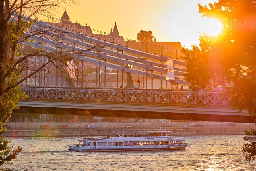 Budapest: By Night Sightseeing Cruise with Welcome Drink - The first 15 minutes: Chain Bridge and Parliament