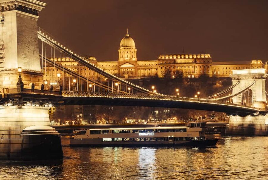 Budapest: By Night Sightseeing Cruise with Welcome Drink - Gellért Hill and Liberty Bridge
