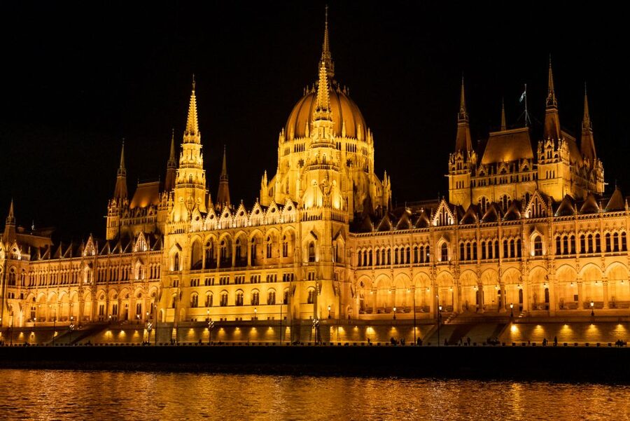 Budapest: Candlelit Dinner River Cruise with Live Music - Key points at a glance