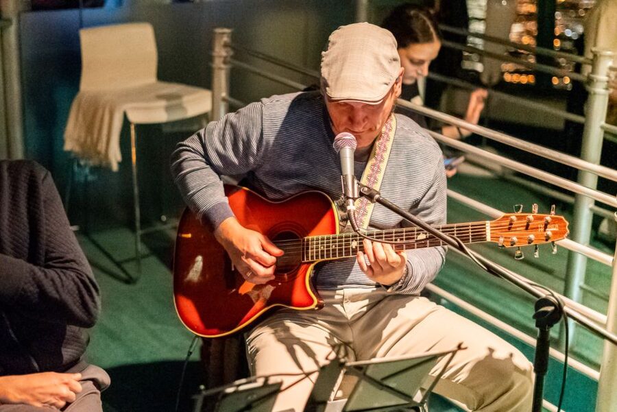 Budapest: Candlelit Dinner River Cruise with Live Music - A four-course dinner with real choices