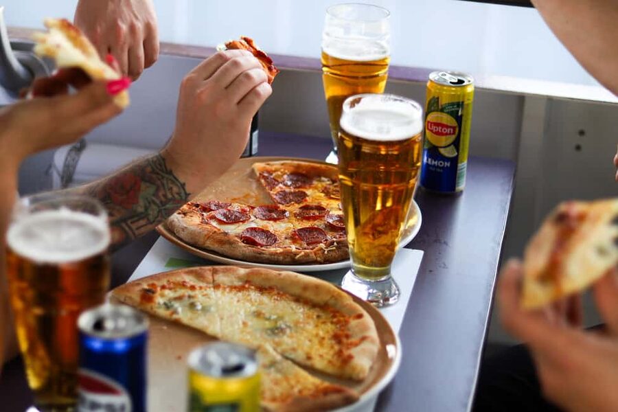 Budapest: Catamaran Pizza Cruise - Sightseeing without a guide