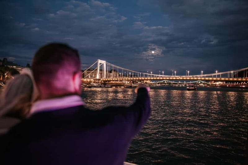 Budapest: Cruise Unlimited Aperol and Prosecco - How lively is the atmosphere?
