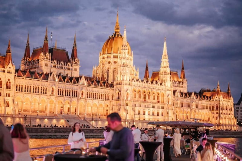 Budapest: Cruise Unlimited Aperol and Prosecco - Choosing between sunset and night departures