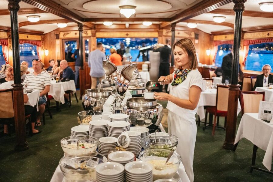 Budapest: Danube River Cruise with Dinner and Prosecco - Margaret Bridge and the Buda side