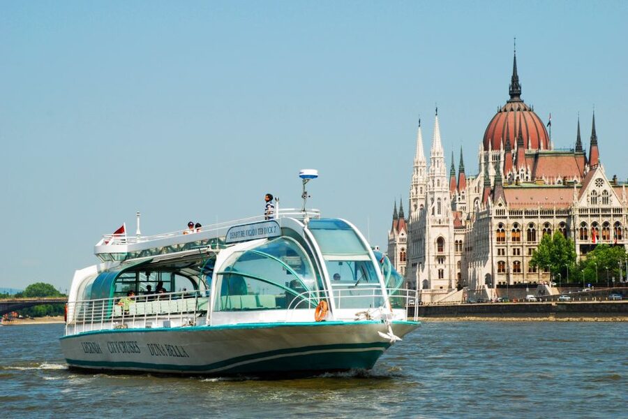 Budapest: Daytime Sightseeing Boat Cruise - Buda Castle and the hills above the river