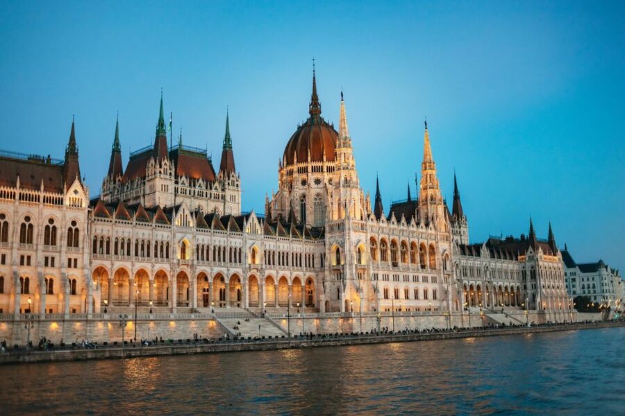 Budapest: Dinner Cruise with Live Music and Folk Dance Show - Folk dancing with a friendly, informal feel