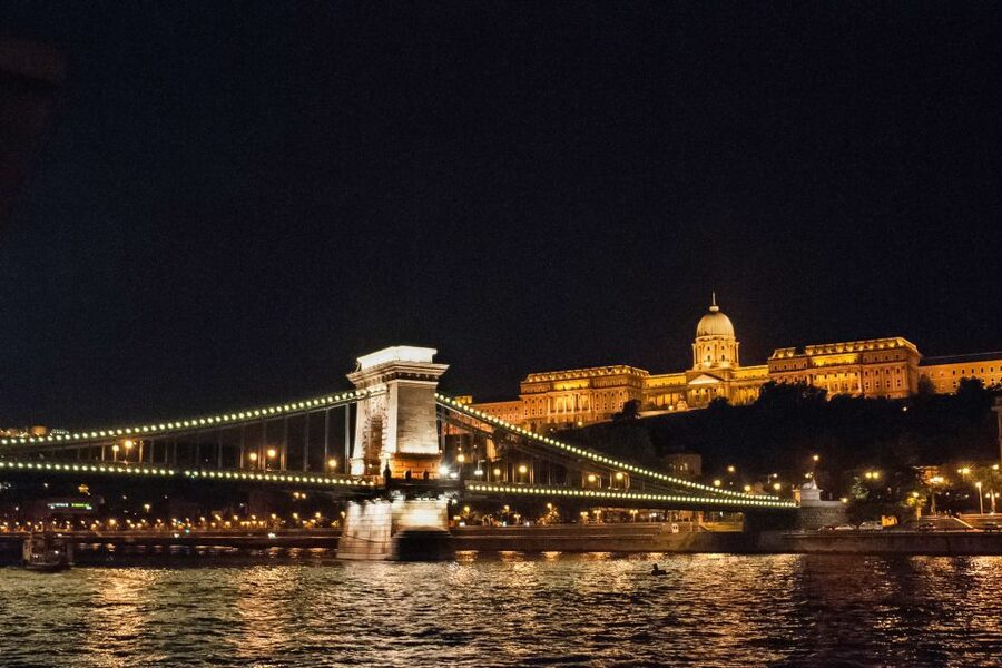 Budapest: Evening Cruise including Drink Options - The 7 PM choice, weather, and photography