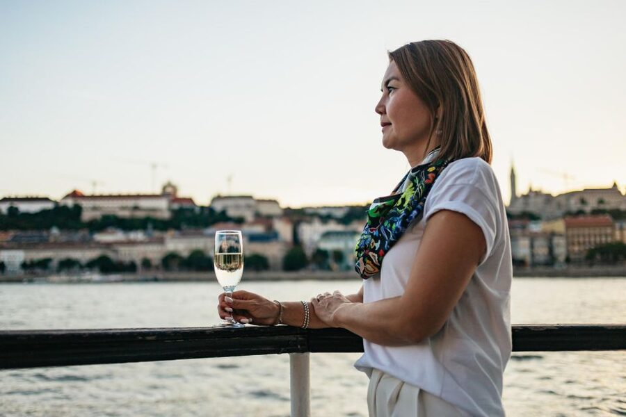 Budapest: Evening Cruise including Drink Options - The first views of Parliament and Pest