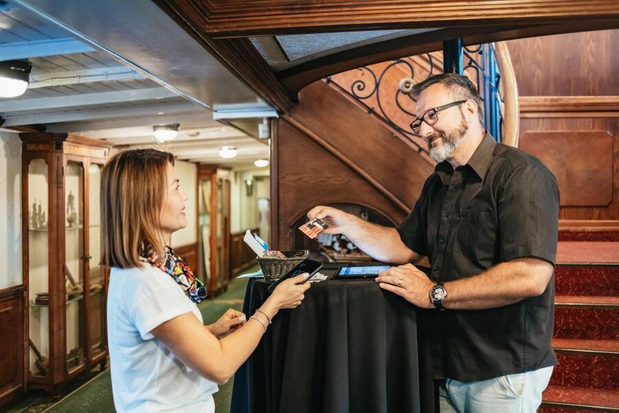 Budapest: Evening Cruise including Drink Options - Six bridges and the Chain Bridge crossing