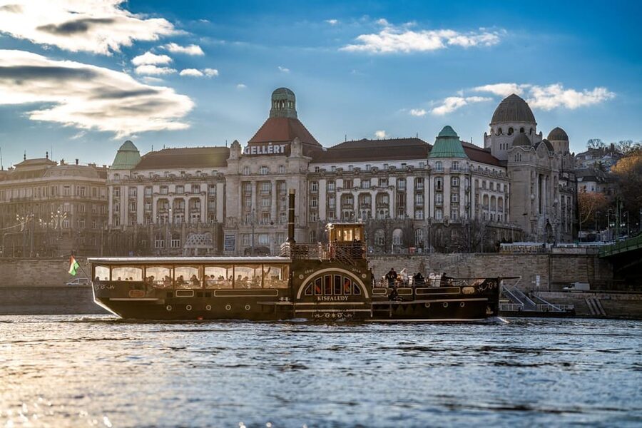 Budapest: Historic Cruise with Welcome Drink - Choosing your seat and handling the weather