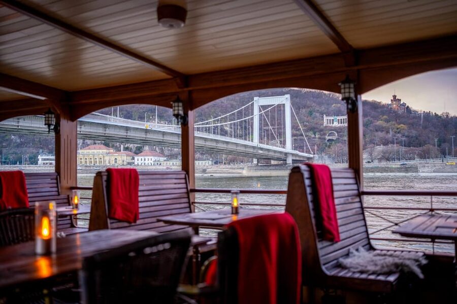 Budapest: Historic Cruise with Welcome Drink - How useful is the 30-language audio guide?