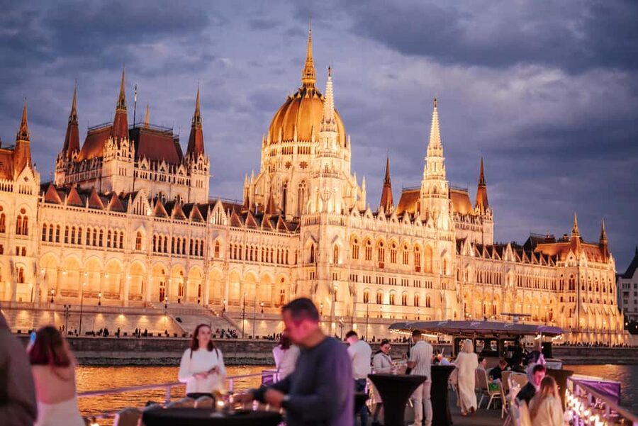 Budapest: Lotus Cruise with Unlimited Aperol and Prosecco - What the unlimited bar includes