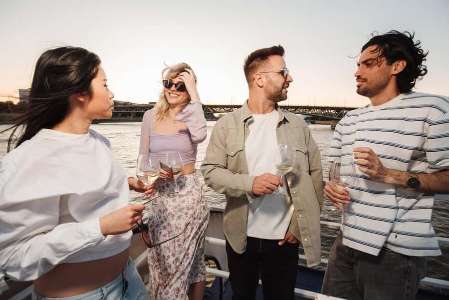 Budapest: Lotus Cruise with Unlimited Aperol and Prosecco - Music and the social mood on board