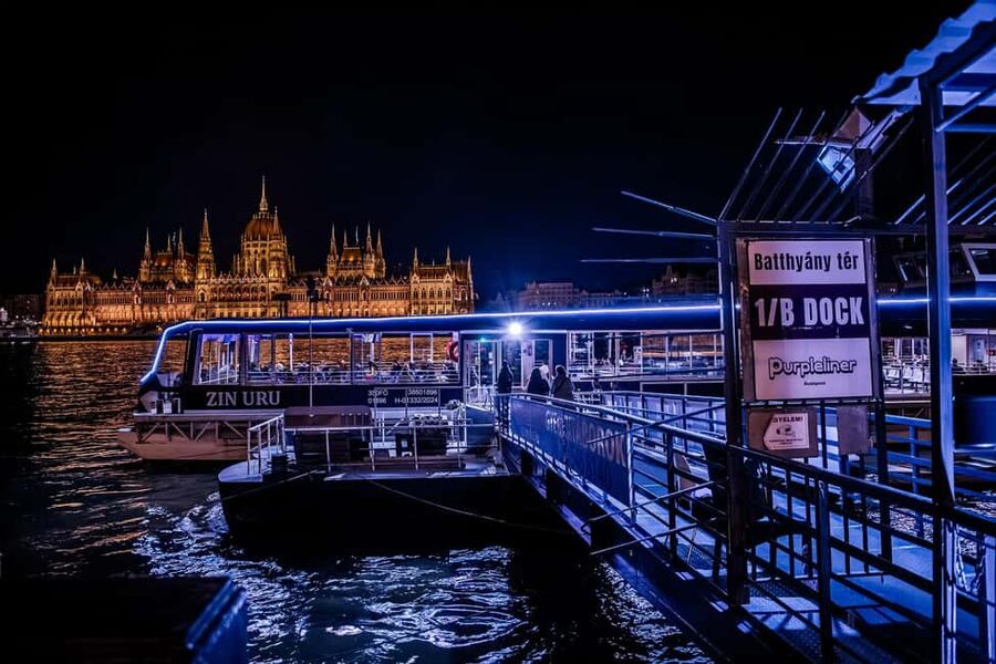 Budapest: Nighttime or Daytime City Sightseeing Cruise - The audio guide and what to bring