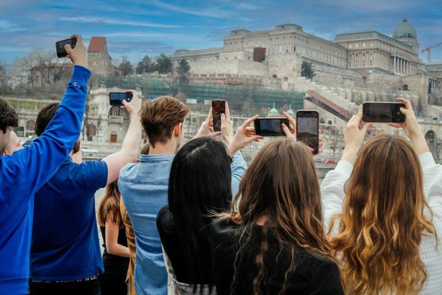 Budapest: Nighttime or Daytime Sightseeing Cruise - Who should book this cruise?