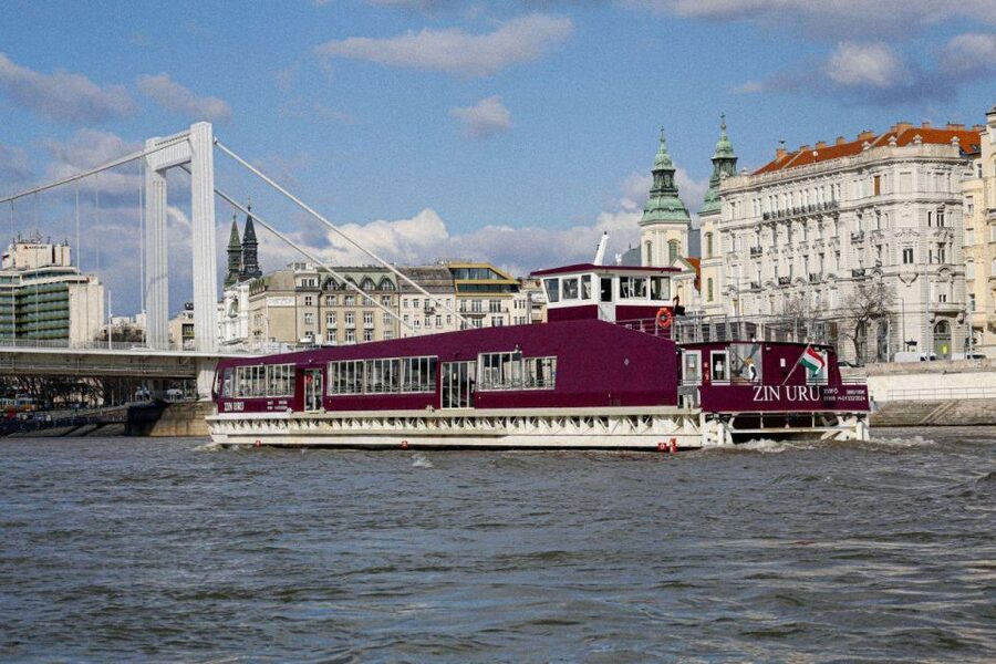 Budapest: Nighttime or Daytime Sightseeing Cruise - Seats, decks, and taking better photographs
