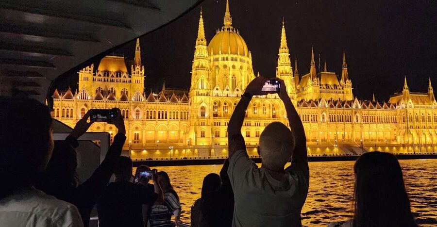 Budapest: Nighttime or Daytime Sightseeing Cruise - Price, timing, and practical policies