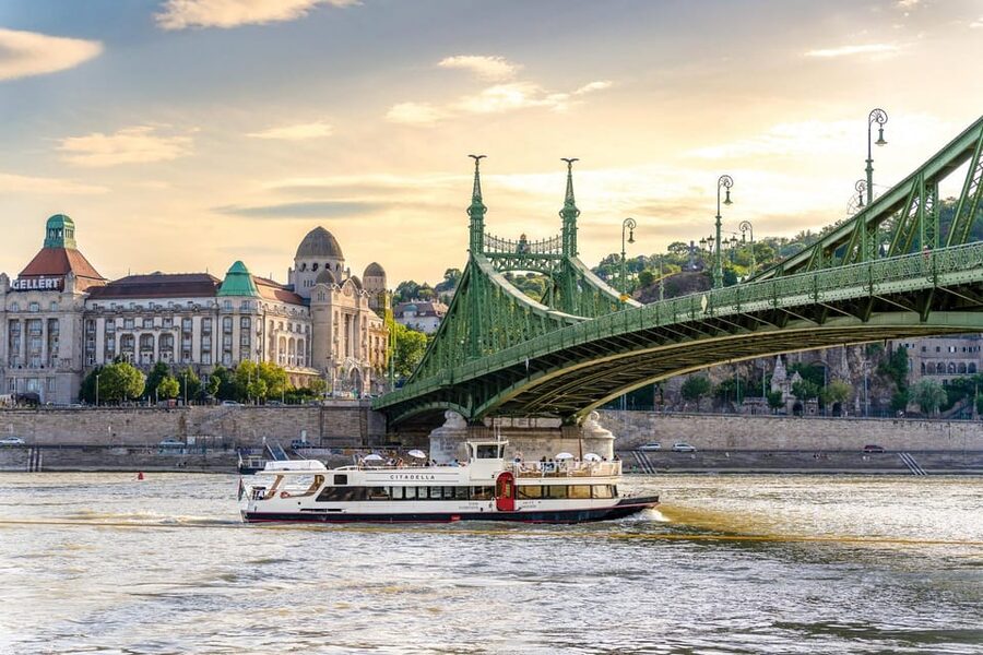 Budapest: Premium Sightseeing Cruise with Tokaj Frizzante - Should you book this Budapest cruise?