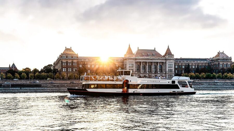Budapest: Premium Sightseeing Cruise with Tokaj Frizzante - Why this one-hour cruise works so well