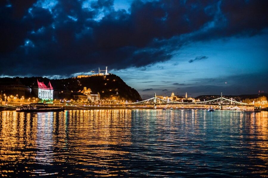 Budapest: Premium Sightseeing Cruise with Tokaj Frizzante - Boarding near Elizabeth Bridge