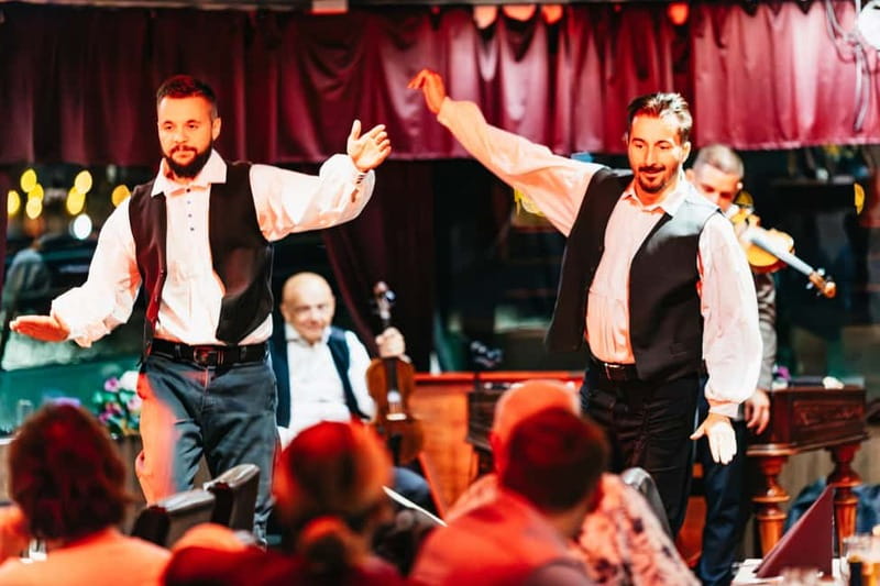 Budapest: Prosecco Dinner Cruise with Live Music - Service, seating, and what the extra cost buys