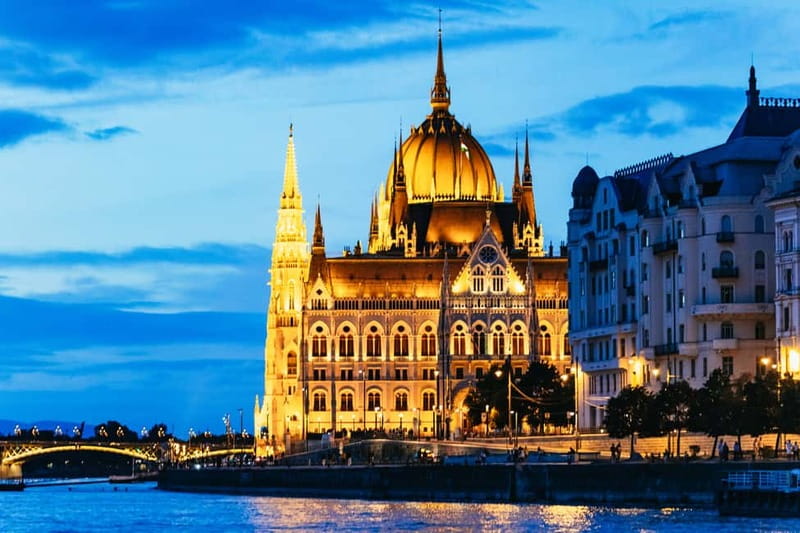 Budapest: Prosecco Dinner Cruise with Live Music - The four-course dinner: better than a simple sightseeing snack