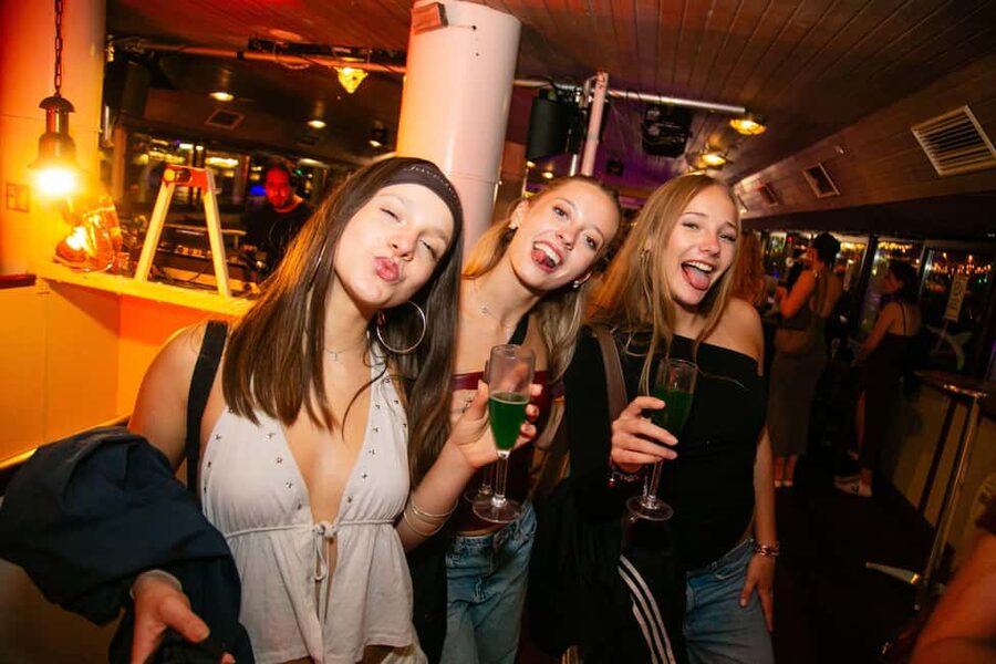 Budapest: Sightseeing River Cruise with Unlimited Cocktails - Key points to know before booking