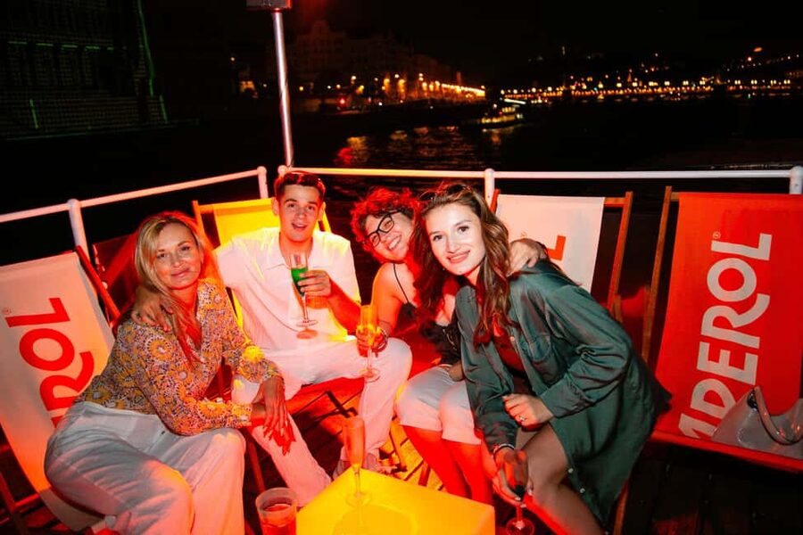 Budapest: Sightseeing River Cruise with Unlimited Cocktails - What the 75-minute cruise feels like on board
