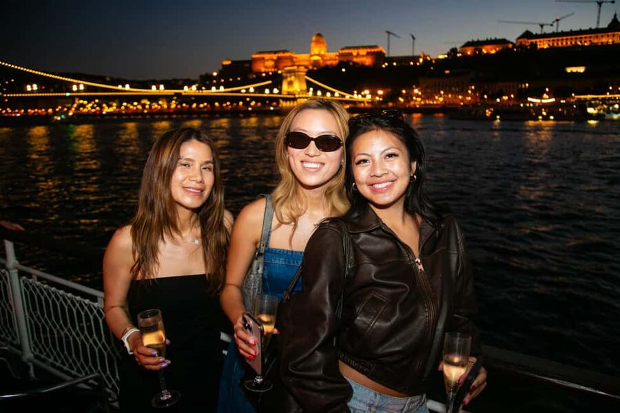 Budapest: Sightseeing River Cruise with Unlimited Cocktails - Parliament and the northern river views