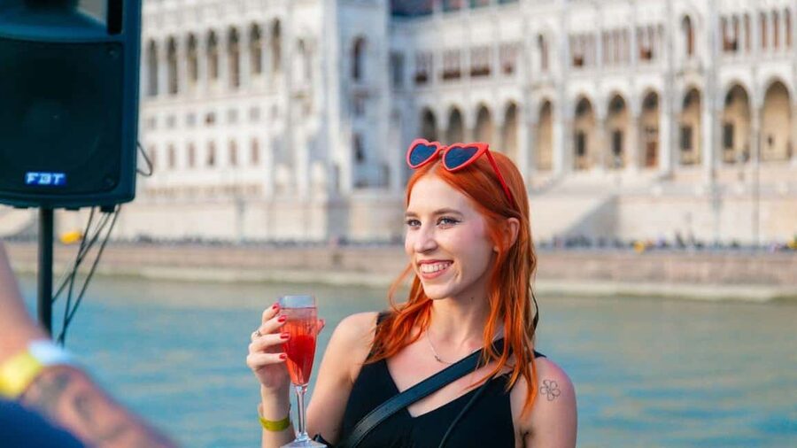 Budapest: Sightseeing River Cruise with Unlimited Cocktails - Gellért Hill, the Citadella, and the Liberty Statue