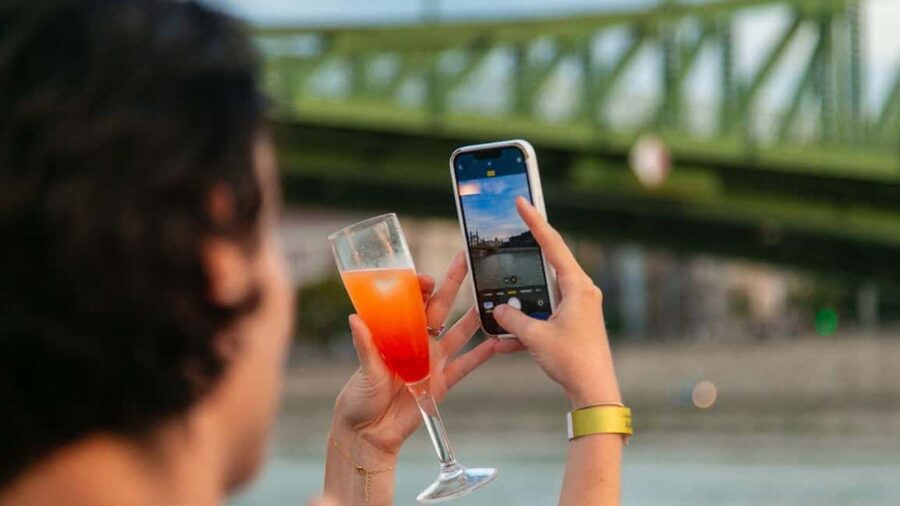 Budapest: Sightseeing River Cruise with Unlimited Cocktails - Sunset timing, winter comfort, and seating