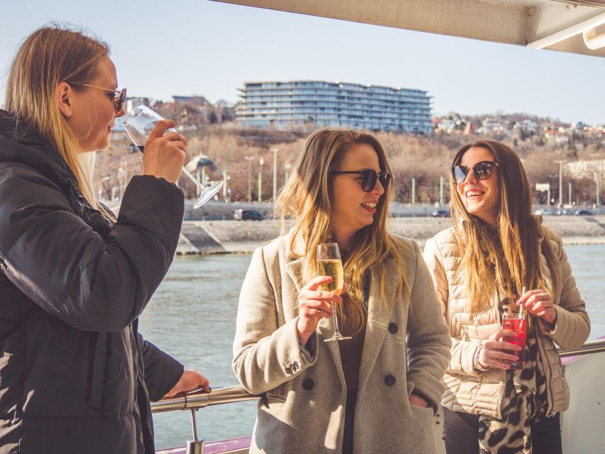 Budapest: Sunset Cocktail Cruise - Music instead of a traditional guided tour