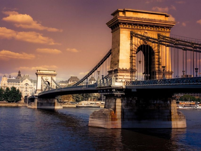 Budapest: Unlimited Prosecco and Wine Sightseeing Cruise - The one-hour route, from Margaret Bridge to the National Theatre