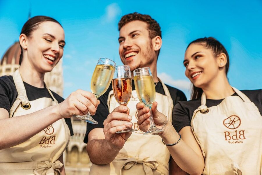 Budapest: Unlimited Prosecco, Beer and Aperol Spritz Cruise - Music and atmosphere: sightseeing with a social edge