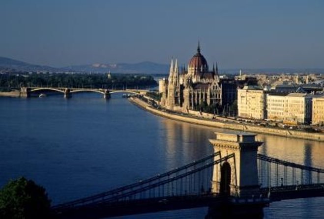 Budapest: Unlimited Prosecco, Beer & Aperol Spritz Cruise - Settling into the lounge