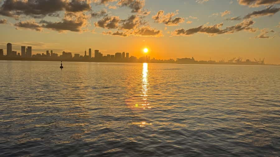 Buenos Aires: Puerto Madero Sunset Cruise with Open Bar - What you see during the one-hour cruise