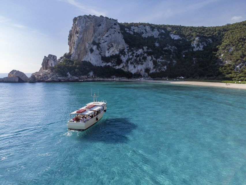 Cala Gonone: Boat ride to Cala Luna beach - Sun, shade, and comfort on the boat