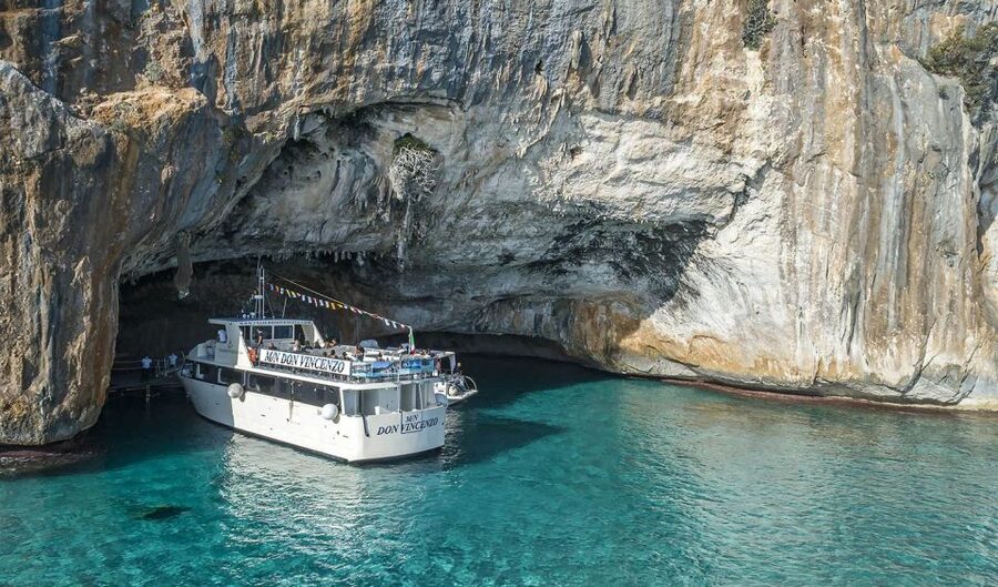 Cala Gonone: Grotta del Bue Marino and Cala Luna Boat Tour - Cala Luna, beach time with caves at the shore
