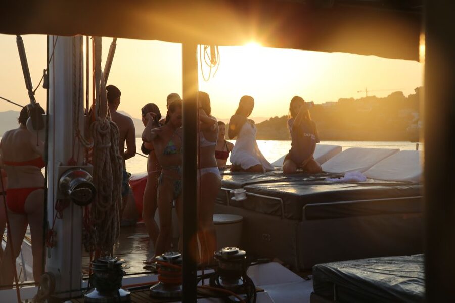 Cambrils: Sunset Catamaran Cruise & Drinks w/ Sunbed - Key points at a glance